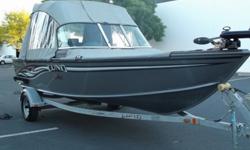 2008 LUND 1775 Classic Sport fishing boat in excellent condition! 17.5 feet.Has a 60 PH Mercury 4 stroke motor ( 110 hours ), fish finder, gps, livewell, full enclosure canvas cover and a 12v/40lbs minn kota trolling motor. Comes with a sigle axle