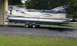 With a length of 27 feet and a beam of 8 feet 6 inches, the Tahoe Grand Elite 27 has more deck space than a 15x15 foot room. But this pontoon boat is not just about the room onboard, it is about comfort and amenities that have been well designed and