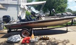 2006 Pro Crappie? 175 is designed for the needs of panfish, crappie and bass enthusiasts, and those who like to fish lower in the boat. 50HP Mercury 4 Stroke.2006 Tracker Pro Crappie 175 that is in great condition other than scratches from normal use.